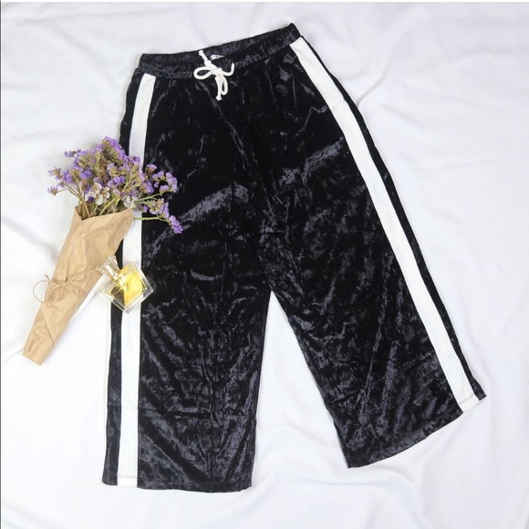 Wide Leg Cropped Crushed Velvet Loungewear Pants - Picture 3 of 3